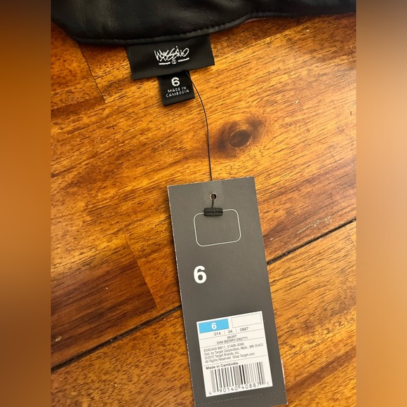 Ladies Pleated Skirt - Picture 3 of 3